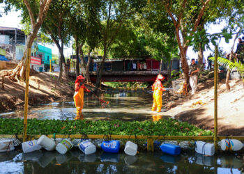 Prefeitura instala ecobarreira em igarapé na zona Leste de Manaus