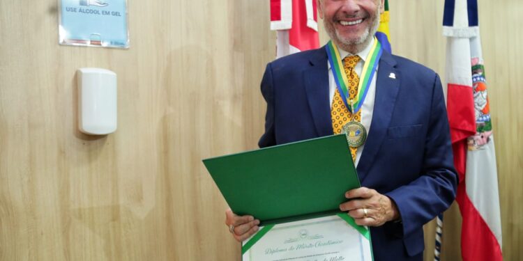 Conselheiro do TCE-AM é agraciado com medalha do Mérito Acadêmico da Ejud do TJAM