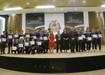 TCE-AM realiza formatura de 23 adolescentes do programa Menor Aprendiz
