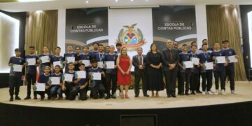 TCE-AM realiza formatura de 23 adolescentes do programa Menor Aprendiz