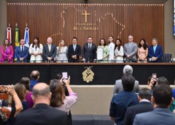 Conselheiro do TCE-AM prestigia entrega da medalha do mérito a desembargadora Onilza Abreu