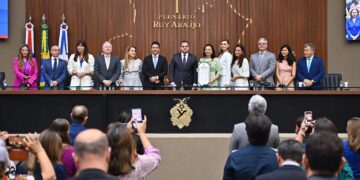 Conselheiro do TCE-AM prestigia entrega da medalha do mérito a desembargadora Onilza Abreu