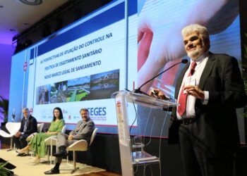 Conselheiro do TCE-AM palestra em seminário ambiental realizado em Santa Catarina