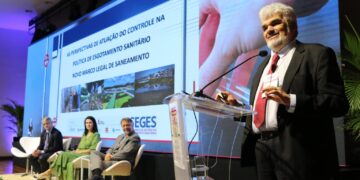 Conselheiro do TCE-AM palestra em seminário ambiental realizado em Santa Catarina