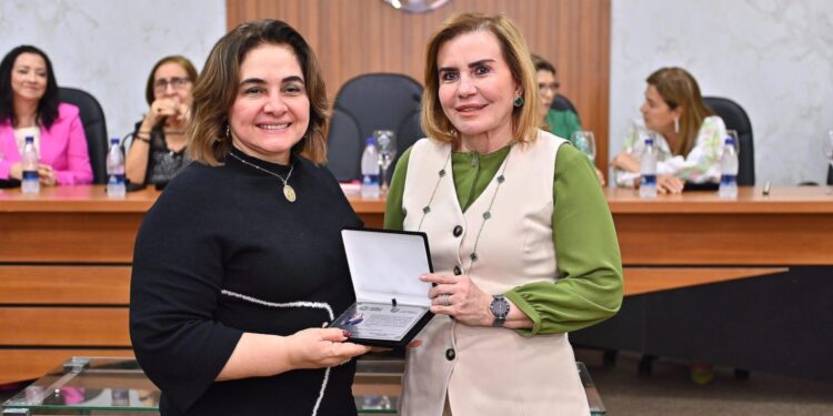 Presidente do TCE-AM recebe menção honrosa da ABMCJ e Faculdade Santa Teresa