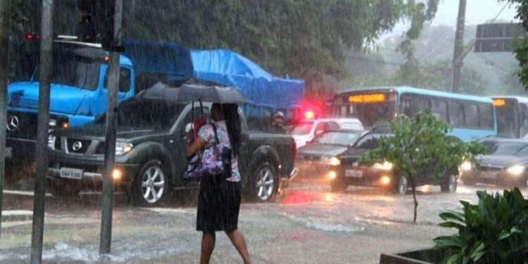 Defesa Civil faz alerta sobre chuvas intensas em Manaus nesta segunda-feira (18)