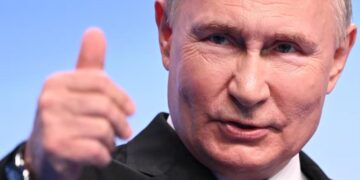 Putin é reeleito para 5º mandato na Rússia, segundo resultados preliminares