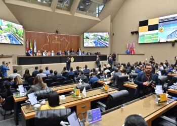 Presidente do TCE-AM marca presença em solenidade de entrega da Medalha Ruy Araújo ao Procurador-Geral de Justiça