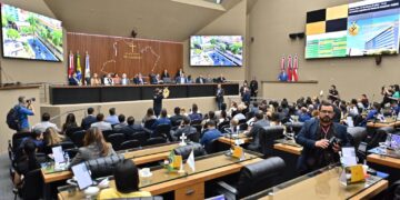 Presidente do TCE-AM marca presença em solenidade de entrega da Medalha Ruy Araújo ao Procurador-Geral de Justiça
