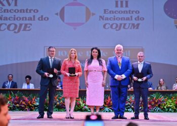 Presidente do TCE-AM recebe medalhas em evento nacional de ouvidores por criação da Ouvidoria da Mulher