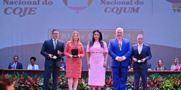 Presidente do TCE-AM recebe medalhas em evento nacional de ouvidores por criação da Ouvidoria da Mulher