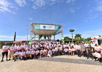 Mais de 200 pessoas participam de caminhada do TCE-AM
