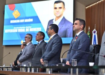 Servidor do TCE-AM recebe medalha Ruy Araújo na Aleam