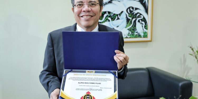 Auditor do TCE-AM recebe medalha do Mérito Penitenciário do Amazonas