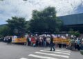 Sindicato dos professores de Manaus realiza manifestação em frente à CMM contra reajuste de 1,25%