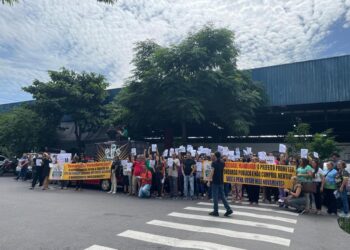 Sindicato dos professores de Manaus realiza manifestação em frente à CMM contra reajuste de 1,25%