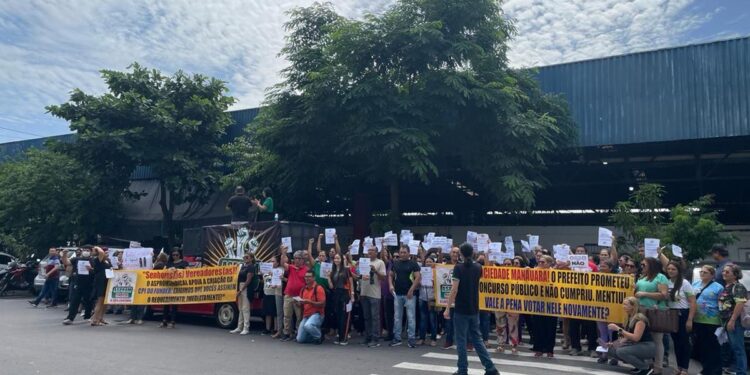 Sindicato dos professores de Manaus realiza manifestação em frente à CMM contra reajuste de 1,25%