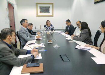 TCE-AM reúne equipe da Educação para discutir irregularidades encontradas em escola