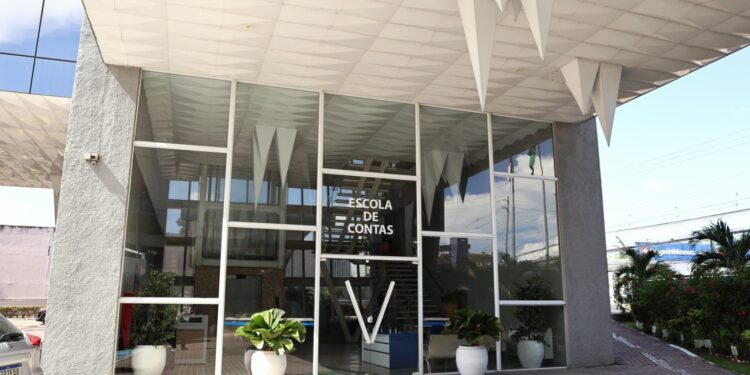 Escola de Contas do TCE-AM chega a Itacoatiara para curso sobre a Nova Lei de Licitações