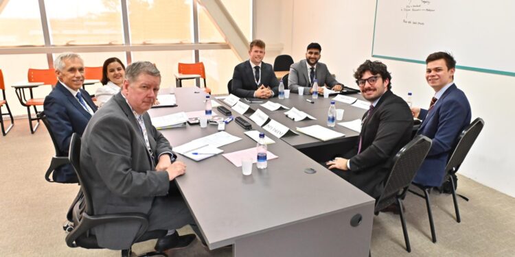 TCE-AM multa Prefeitura de Nova Olinda do Norte por triplo acúmulo de cargo