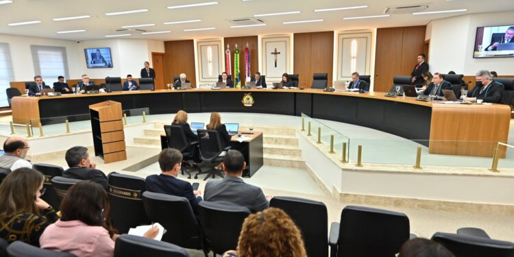 TCE-AM multa Prefeitura de Nova Olinda do Norte por triplo acúmulo de cargo