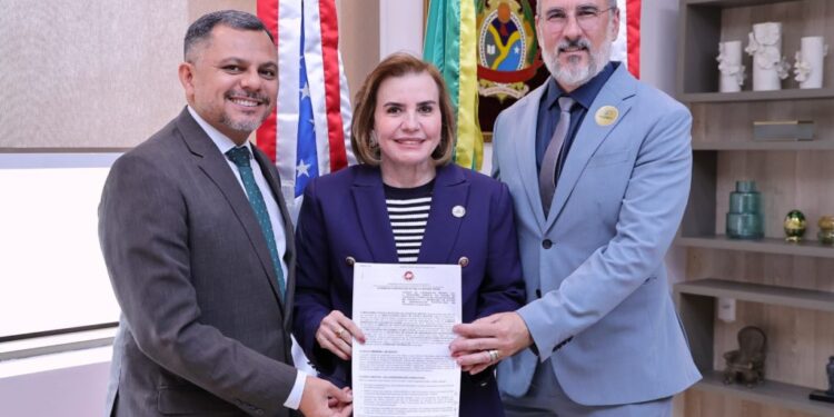 Presidente do TCE-AM entrega kits aos servidores-atletas da OTC 2024