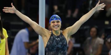 Carol Santiago é ouro nos 100m costas e faz história para o Brasil