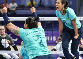 Seleção feminina de vôlei sentado vence a segunda em Paris