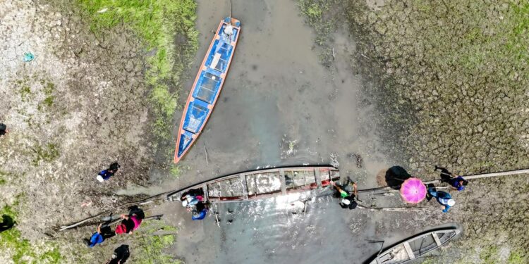 Seca extrema isola comunidades ribeirinhas e afeta educação no Amazonas