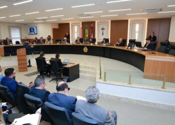 Presidente do TCE-AM recebe Medalha de Ouro Cidade de Manaus