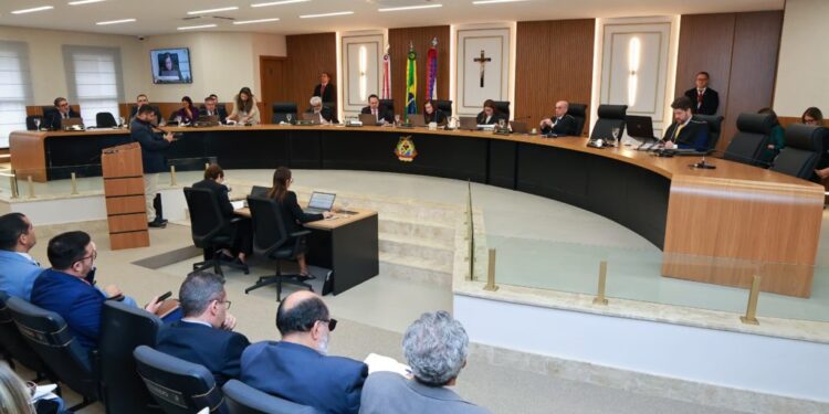 Presidente do TCE-AM recebe Medalha de Ouro Cidade de Manaus