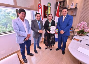Presidente do TCE-AM recebe Medalha de Ouro Cidade de Manaus