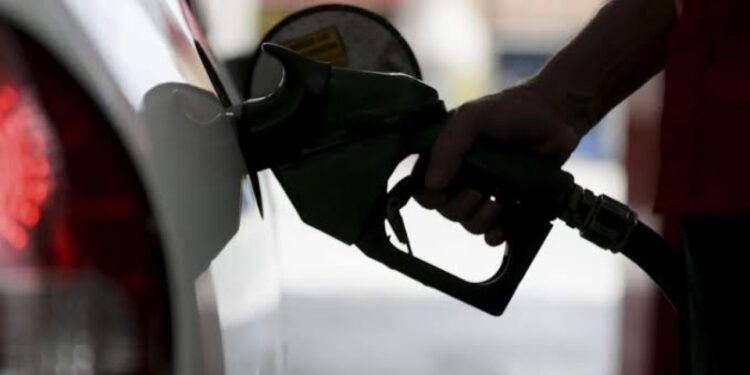 Preço do diesel sobe nos postos e chega a quase R$ 8 no Brasil