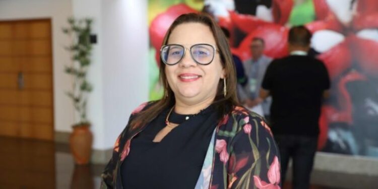 Secretária da SEDUC, Arlete Mendonça, passa por cima de ordem do TCE-AM e assina contrato de R$ R$ 379 milhões mesmo sob proibição